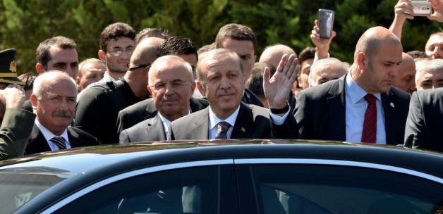 Erdoğan, Bayram Namazını Sultanahmet'te Kıldı