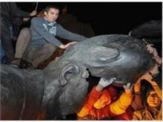 Lenin'in Burnunu Satıyor!