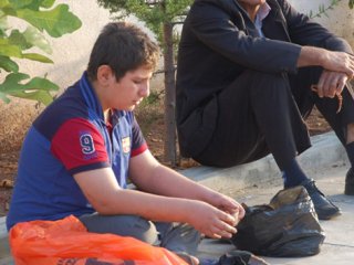 Bayram Namazı Çıkışı Harçlığını Çıkarıyor