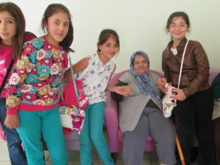 Çocuklar Yaşlıları Sevindirdi