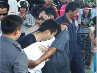 Bebeğiyle Köprüden Atladı!