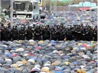 Polis Gözetiminde Bayram Namazı!