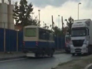 Trafikten kaçan minibüs ters şeride girdi