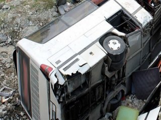 Yolcu Otobüsü Uçuruma Yuvarlandı: 23 Ölü