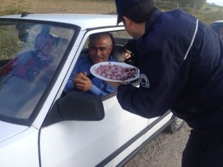 Polisten Sürücülere Ceza Yerine Şeker