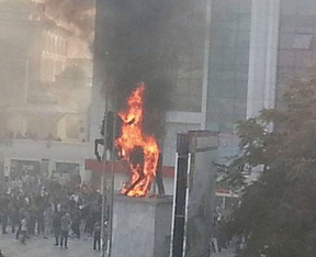 Atatürk Heykelini Ateşe Verdiler!