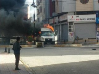 Van'da Kızılay Araçlarını Yaktılar
