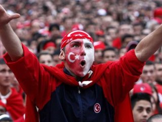 Yarın Maça Kırmızı Beyaz Giyip Gelin