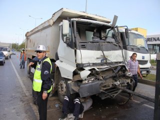Kamyonlar Çarpıştı: 1 Yaralı