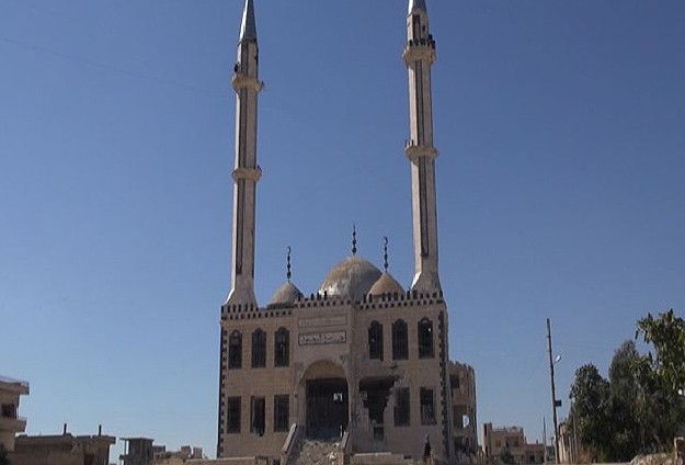 Cami Yerine Derme Çatma Barınaklarda Namaz Kılıyorlar