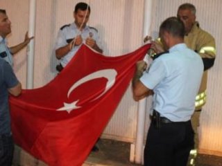 İzmir'de Türk Bayrağını İndirmeye Çalıştılar Ama..