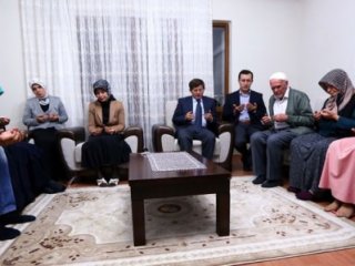 Davutoğlu'ndan Şehidin Evine Taziye Ziyareti