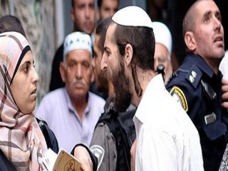 Yahudiler Filistinli Kadınların Yüzlerine Tükürdü