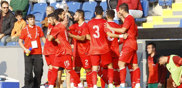 Emre Çolak İngiltere'yi dağıttı!