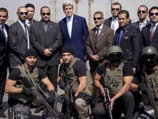Kerry, Katilerle Hatıra Fotoğrafı Çektirmiş