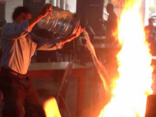 Hükümet Binası Önünde Kendini Yaktı