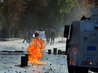 Maskeli Gösterinin Batı'da ağır Cezaları Var