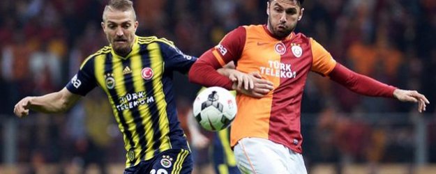 Derbide Kartlar Havada Uçuşuyor