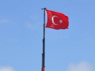 Vatan Hainleri Türk Bayrağını İndirdi
