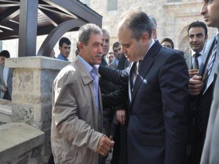 Cami Avlusunda Bakan'ı Rahatsız Eden Hareket