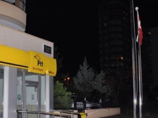 Bayrağı İndirmek İsteyen Haine Geçit Yok!