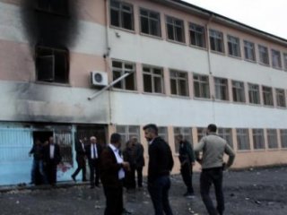 Bir Okulu Daha Ateşe Verdiler
