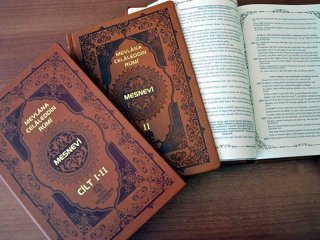 Mesnevi Azericeye Çevrildi