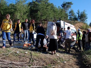 Kütahya'da Midibüs İle Otomobil Çarpıştı: 20 Yaralı