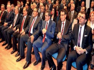 Salon Buz Kesti! Kimse Alkışlamadı