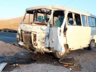 TIR İle Minibüs Çarpıştı: 14 Yaralı