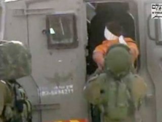 İsrail Askerinden Zihinsel Engelli Çocuğa Kelepçe