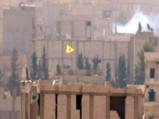 YPG Türkiye Sınırına Bayrak Dikti