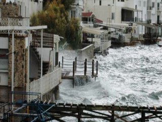 Balıkçı Kayığı Battı Kafeler Kepenk İndirdi