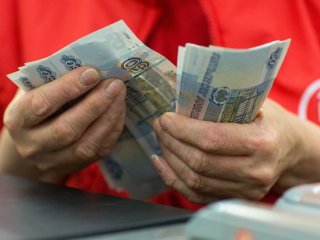 Rus Rublesi Dibi Gördü