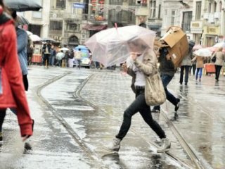 İstanbul'a Şiddetli Fırtına ve Yağış Uyarısı