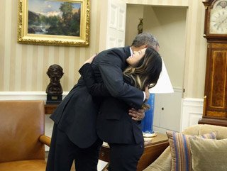 Obama Gözleri Böyle Boyuyor!