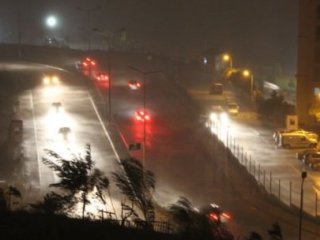 İstanbul'da Şiddetli Fırtına Ve Yağmur