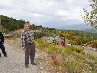 Evinin Üstüne 5 Kez Araç Uçtu !