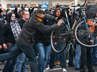 Nazi Holiganları Yine Azdı