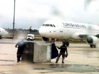 Havalimanında Kargo Araçları Çarpıştı!