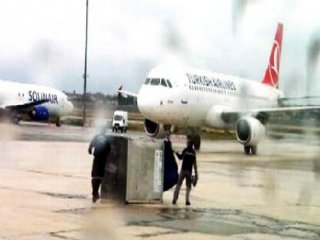 Havalimanında Kargo Araçları Çarpıştı!