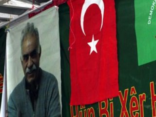 Türk Bayrağı ile Öcalan'ın Resmi Yan Yana