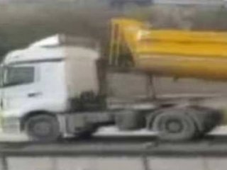 Damperi Açılan Kamyon Yürekleri Ağıza Getirdi