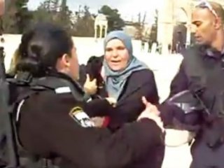 Cami Avlusunda Müslüman Kadına Dayak!