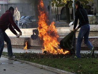 Kendini Ateşe Verdi