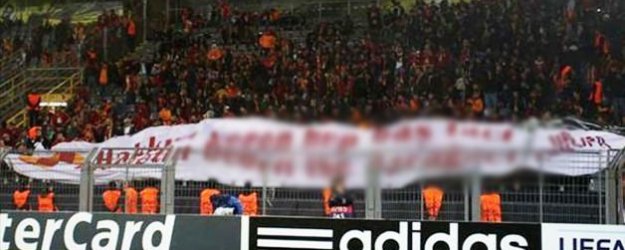 G.Saraylı Futbolcuları Şaşırtan Pankart!