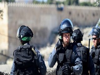 İsrail Askerleri Mescid-i Aksa'yı Bastı