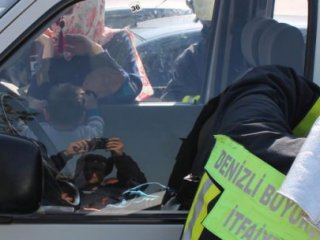 Minibüste Bırakılan Bebeği İtfaiye Kurtardı