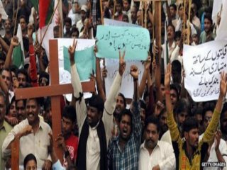 Pakistan'da Hristiyan Çift Yakıldı