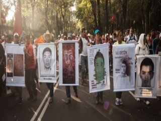 Meksika Kaybolan 43 Öğrenci İçin Ayakta